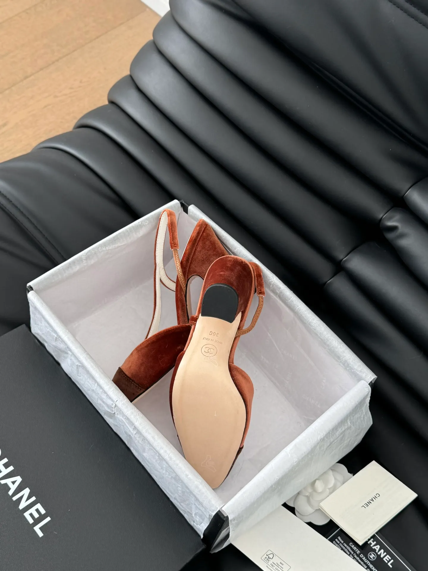 👟👟Ex-factory price 500👟👟 Purchasing-grade Chanel classic slingback sandals. We have been making this model for the past few years. This year we will re-purchase the version and make a detailed copy again. I found that the upper lines and body comfort of the new version have been slightly adjusted! The brand won't say anything because the overall appearance difference is not big and it doesn't affect wearing. All colors now produced are produced according to the latest styles! What you buy is the latest classic model from the counter, made of imported mixed sheepskin surface material, imported mixed sheepskin, and Italian imported cowhide leather soles! High heels 6.5cm Size:35-39 Other sizes can be customized